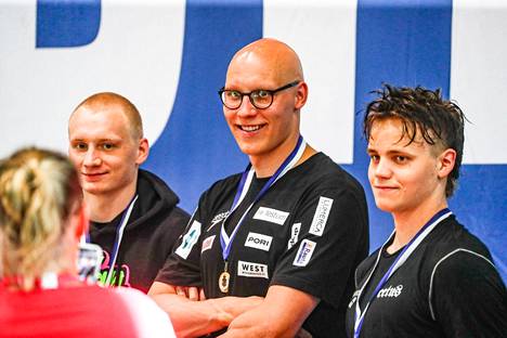 Matti Mattson (keskellä) oli päivän ylivoimaisin Suomen mestari Tampereen SM-uinneissa.