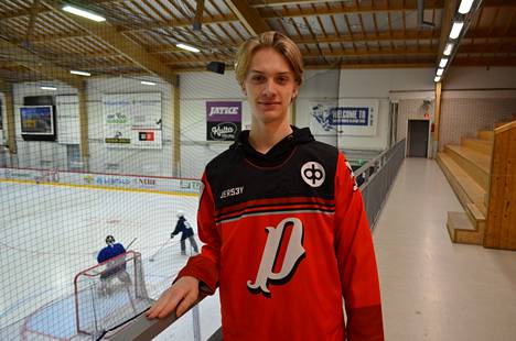 Puolalainen Wiktor Osmolowski pelaa tämän kauden jääkiekkoa Nokian Pyryssä.