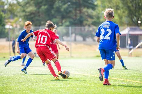 Urheilun on sanottu olevan Suomen suurin kansanliike. Juniorivalmentajien ja muun seuraväen ansiosta lapsilla on hyvät mahdollisuudet harrastaa. Kuva on jalkapallon Pori Cupista vuodelta 2018 ottelusta FC Jazz – Järvenpään Palloseura.