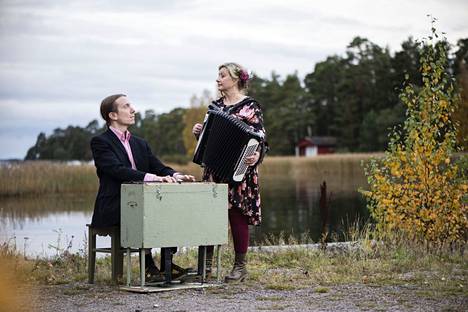 Duo Maria Kalaniemi (oik.) ja Eero Grundström on yksi Maailmantango-festivaalin viimeisistä esiintyjistä. 