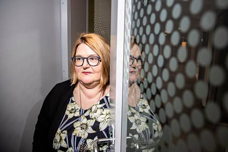Tampereen työllisyysjohtajan Regina Saaren mielestä työn vastaanottamisen pitää olla kannustavampaa kuin sosiaaliturvan varassa elämisen. ”Nykyinen työssä käyvä väestönosa ei riitä, jos halutaan ylläpitää kaikkia hyvinvointipalveluja. Väkeä on saatava työmarkkinoille lisää.”