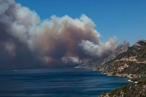 Maastopalon savuja Lesboksen saarella Kreikassa 23. heinäkuuta.