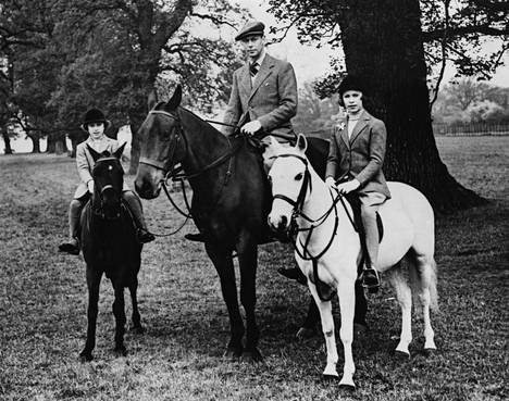 Prinsessa-aikoinaan kuningatar Elisabet (oik.) vietti 12-vuotis­syntymä­päiväänsä 1938 ratsastus­retkellä Windsorin puistossa isänsä, kuningas Yrjö VI:n (1895–1952) sekä pikku­sisarensa prinsessa Margaretin (1930–2002) kanssa. Ratsastus oli kuningattaren lempi­harrastuksia.