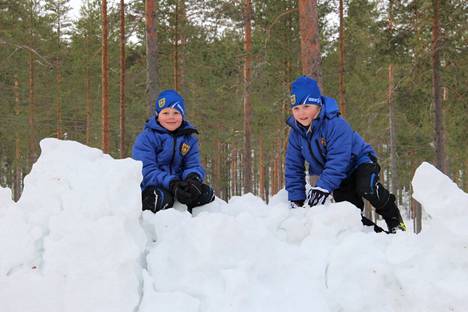 Toivo ja Anni Lielahti nauttivat sekä kilpailusta että seikkailemisesta Jämin maisemissa.