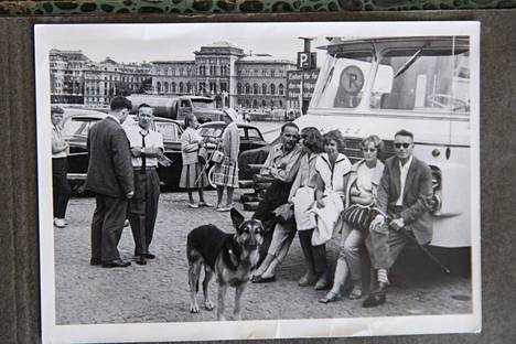 Kotialbumin kuva on Tukholmasta vuodelta 1960. Väinö Ylimäki istuu etupuskurilla vasemmalla.