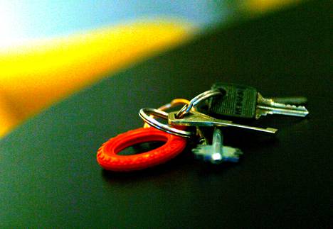 Kadulta löytynyt avainnippu pitää viipymättä kiikuttaa poliisin löytötavaratoimistoon.