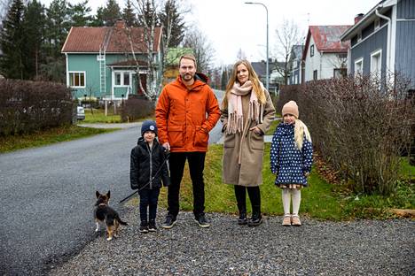 Mikko, Anne, Niilo ja Nea Vähämaa asuvat Paununkadulla Tampereen Messukylässä. Lähistöllä asuvat myös lasten isovanhemmat ja isomummo sekä vanhempien veljet perheineen.