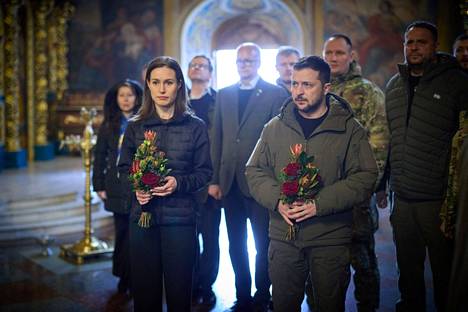 Sanna Marin ja Volodymyr Zelenskyi kävivät laskemassa kukkia Pyhän Mikaelin kultakupolisessa luostarissa Kiovassa.