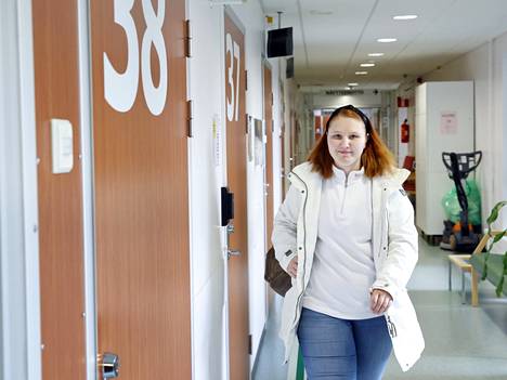 Ensihoitoa opiskeleva Marja Ollila, 18, on ollut viimeiset viikot harjoittelussa akuutilla lyhytaikaisosastolla. Hän on oppinut muun muassa oikeanlaisen eristyspukeutumisen ja mitannut verensokereita potilailta. ”Opin parhaiten käytännössä tekemällä. Silloin asiat jäävät oikeasti mieleeni.”