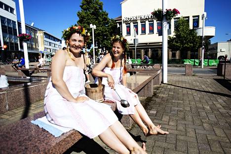 Siskokset saunovat läpi vuosikymmenten lauantaina Kirjaslammen lavalla –  Korona-aika katkaisi teatterikiertueen, mutta nyt näytelmä Naisten Sauna on  tullut takaisin - Elämänmeno - Valkeakosken Sanomat