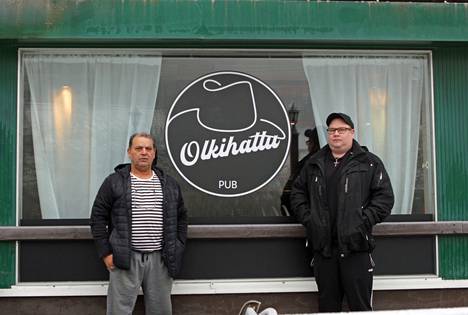 Yrittäjä Habib Hamdi (vasemmalla) on pyörittänyt useita ravintoloita, mutta Pub Olkihattu on ensimmäinen laatuaan, pieni kyläpubi. Janne Remsu vastaa pubin markkinoinnista ja sosiaalisesta mediasta, ja hänen kekseliäisyytensä pääsi käyttöön myös sisustuksen uudistamisessa.