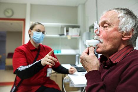 Spirometriassa eli keuhkojen toimintakykykokeessa mitataan keuhkojen tilavuutta ja keuhkoputkien avonaisuutta. Huonot tulokset voisivat kertoa esimerkiksi astmasta tai muusta keuhkosairaudesta.