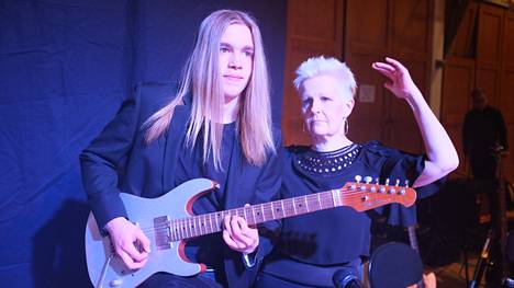 Eetu Väinämö ja Tuija Peltokoski toteuttivat konsertin rockimpaa puolta.