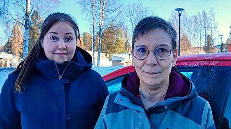 Minna Tuominen ja Riitta Valo työskentelevät sairaanhoitajina Keski-Suomen hyvinvointialueen kotihoidossa.