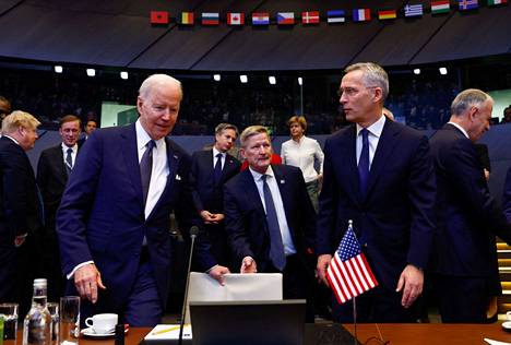 Yhdysvaltain presidentti Joe Biden ja Naton pääsihteeri Jens Stoltenberg (oik.) Naton huippukokouksessa