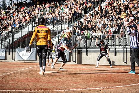 Uudella stadionilla pelattu ottelu päättyi Manse PP:n 2–1 kotivoittoon. Mansen Perttu Ruuska lyömässä. 