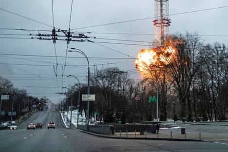 Kiovassa kerrottiin iltapäivällä voimakkaasta räjähdyksestä. Useat paikalliset ovat julkaisseet sosiaalisessa mediassa kuvia, joiden perusteella räjähdys olisi tapahtunut Kiovan tv-tornin lähellä.