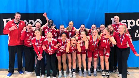 Tampereen Pyrinnön U16-tyttöjen joukkue riemuitsi voitetusta SM-pronssista kaadettuaan Espoo Basket Teamin tiukassa mitalikamppailussa.