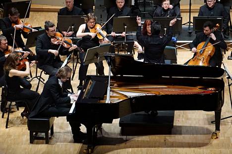 Piotr Pawlak esitti Pori Sinfoniettan solistina Robert Schumannin Pianokonserton.