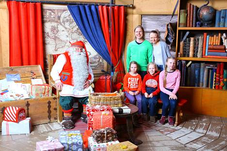 Viimevuotinen joululeimakisan voittaja Markku Yli-Erkkilä vieraili joulupukin luona perheensä kanssa. Kuvassa ovat Markku (ylärivi) ja Salla sekä Kerttu, Elias, Kukka Yli-Erkkilä.
