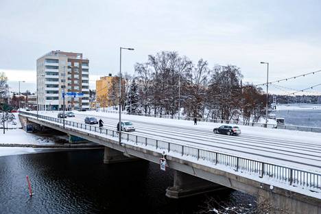 Pirkanmaan kunnista pienimmät tuloerot ovat Valkeakoskella, Nokialla ja Mänttä-Vilppulassa. Kuvassa Valkeakosken Isosilta 12. joulukuuta 2022.