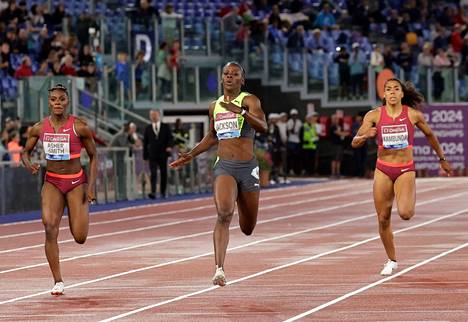Shericka Jackson (keskellä) voitti Rooman Timanttiliigan 200 metriä näytöstyyliin ajalla 21,92.