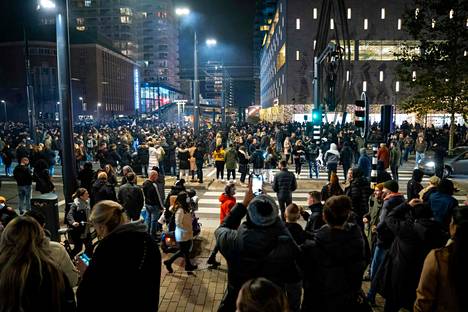 Koronavirusrajoituksia vastustava protesti keräsi väkeä Coolsingel-kadulle Rotterdamissa perjantaina.