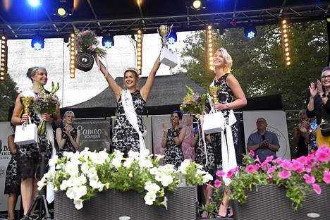 Pitsiprinsessoiksi valitut Jasmin Koivisto ja Matilda Wirtavuori hymyilivät vieressä, kun Maiju Kaustinen nosti kätensä kohti Savilanpuiston lavan kattoa voiton merkiksi.