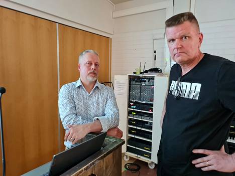 Markku Poutala (oikealla) kysyi seurakunnan kiinteistöpäälliköltä Kimmo Anttilalta, paljonko uuden seurakuntatalon rakentaminen maksaisi. Anttilan mukaan puhutaan useista miljoonista, ainakin 5–6 miljoonasta eurosta.