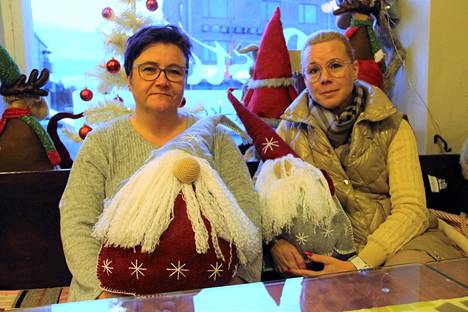 Kankaanpään Yrittäjien puheenjohtaja Sanna Kiviharju, oikealla, ja hallituksen jäsen Elina Kivikoski ovat positiivisesti yllättyneitä joulumarkkinoiden vetovoimasta.