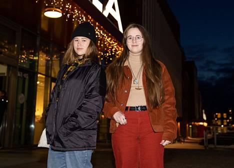Kuvassa vasemmalla oleva Julia sekä hänen siskonsa Sofia Hollmén toivovat, että etäkoulusta ei tulisi pitkäaikainen. Sofia opiskelee Eurajoen lukiossa ja Julia on yhdeksännellä luokalla