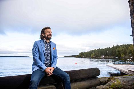 Antti Toiviainen, 47, on viettänyt kesänsä lapsuudesta näihin päiviin Teiskon Haukkaniemessä, josta hän vihdoin sai unelmamökin myös omalle perheelleen.