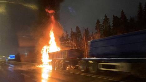 Raskas ajoneuvo paloi liekillä Pyhäjärventiellä Pirkkalassa maanantai-iltana.