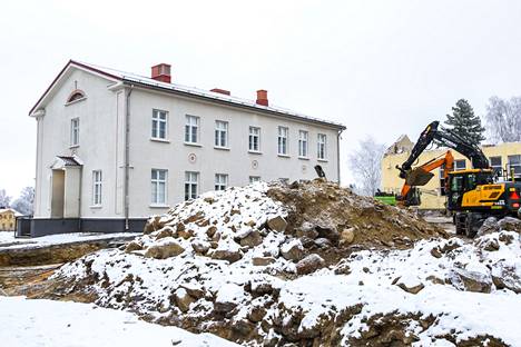 Vaalea kivikoulu 1930-luvun alusta jää pystyyn. Rakennukseen on tehty laaja peruskorjaus vuonna 2017.