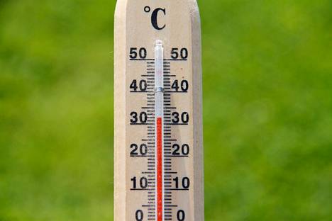 Tälle viikolle on luvattu yli 25 asteen lämpötiloja jokaiselle päivälle. Moni iloitsee helteestä, mutta elimistölle se on vaaraksi, sanovat tutkijat.