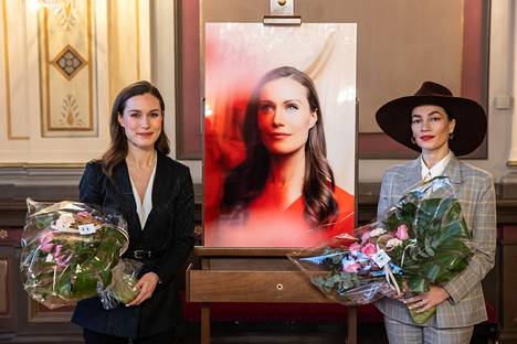 Pääministeri Sanna Marinin (vasemmalla) muotokuva paljastettiin Tampereen Raatihuoneella maanantaina. Hän kiitteli taiteilija Meeri Koutaniemen tekemää muotokuvaa kauniiksi, taiteelliseksi teokseksi.