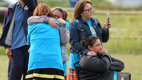 Sisäoppilaitoksista selvinneet halasivat toisiaan Kanadan pääministerin Justin Trudeaun vierailun aikana 6. heinäkuuta Saskatchewanissa, josta löydettiin kesäkuussa 715 ihmisen hauta entisen sisäoppilaitoksen lähettyviltä.