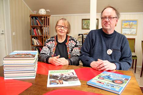 Marjatta ja Vesa Rohila kirjoittivat ison kasan traktoreista ja muista koneista kertovia kirjoja vuosina 2005–2013. Nyt he ovat aloittaneen kirjoittamisen uudelleen.