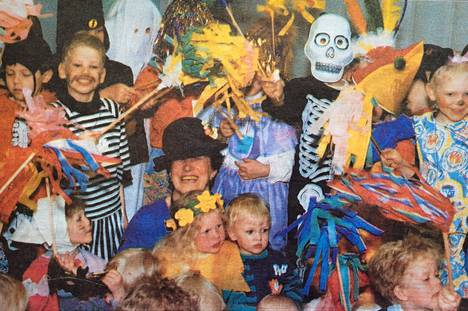 Huiskat heiluivat Sassin päiväkodilla ja Alli Salo säteili lierinsä alla vuoden 1993 vappunaattona, kun pidetty ja pitkäaikainen lastenhoitaja juhlittiin eläkepäiville.