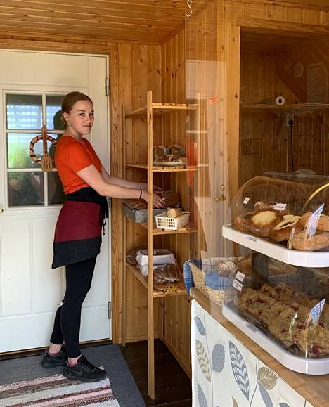 Siiri Peltomäki työskentelee Katin kotileipomossa kesän ajan. Peltomäki kertoo, että leipomon ehdottomasti suosituimmat tuotteet ovat saaristolaisleipä ja porkkanasämpylät. 