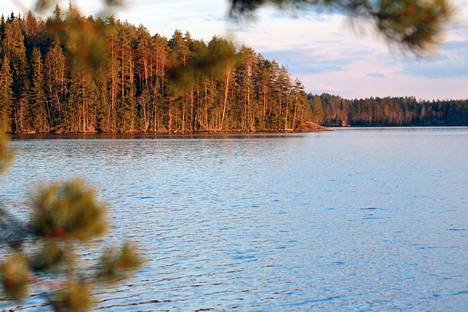 Mallinkaistenjärvi keväisessä ilta-auringossa. Alueen kaavaluonnos on herättänyt keskustelua jo vuosia, sillä alue on alusperin osoitettu retkeily- ja virkistysalueeksi. 