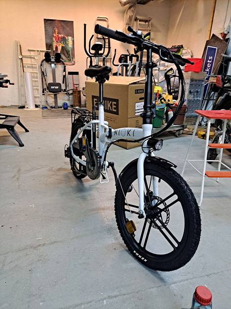 16. Valkoinen Nioki-merkkinen taittuva sähköpyörä varastettiin 18.4. Lielahden Citymarketin pihalta pyörätelineestä. 