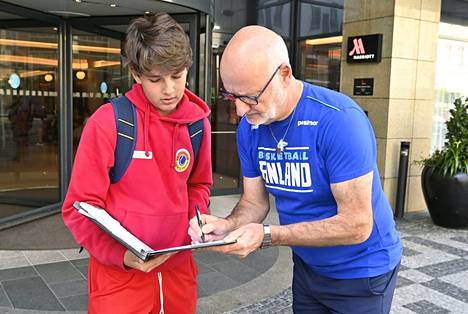 Nuori Adam Horský pyysi nimikirjoituksen Henrik Dettmannilta joukkueen hotellin edessä.