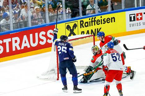 Toni Rajala sinetöi Suomen lohkovoiton ampumalla 3–0-maalin Marek Langhamerin selän taakse.