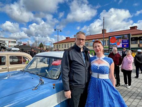 Marko Sarajärvi ja Sanna Venäläinen saapuivat paikalle asianmukaisesti pukeutuneina Simca Ariannella vuosimallia 1960.