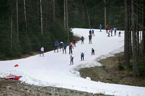 Kaupissa hiihdettiin perjantaina kilpaa. Kuva niukkalumisesta Krista-cupista vuodelta 2019. 