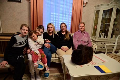 Päätös lähteä kotimaasta oli kaikkien yhteinen. Perheen neljä sukupolvea haluavat nyt rakentaa elämänsä Suomessa. Ukrainassa on ollut jo pitkään turvaton olo.