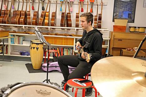 Yhdeksäsluokkalainen Jani Louhivaara soitti bassoa varmoin ottein. 