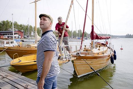 Porilainen Pasi Savolainen on Jeminan nykyinen omistaja. Taustalla veneen kunnostamisen kanssa uurastanut Erkki Lepistö.