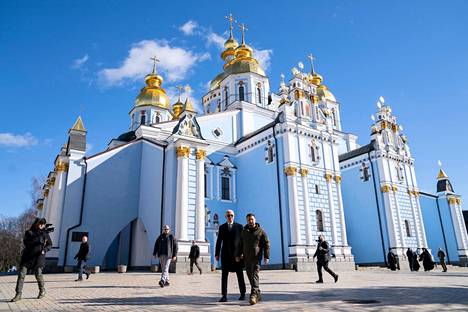 Yhdysvaltain presidentti Joe Biden ja Ukrainan presidentti Volodymyr Zelenskyi vierailivat Pyhän Mikaelin kultakupolisen luostarin edustalla maanantaina.